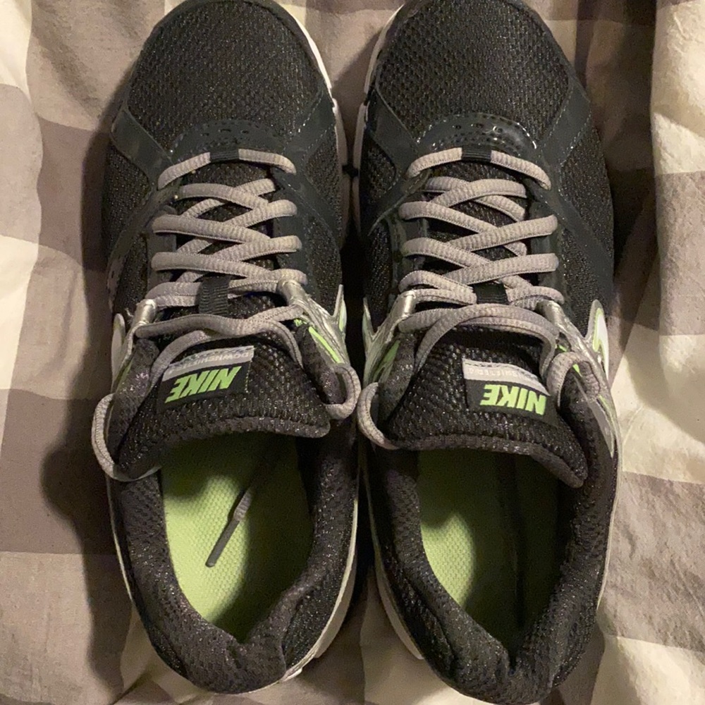 Women’s Nikes EUC Size 8